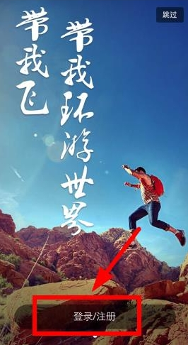 女子开挖掘机帮老人挖树根